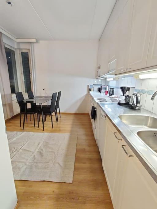 Kotimaailma - Avara Kolmio Saunalla Ja Meri Naekymaellae, Laehellae Helsingin Keskustaa Helsinki
