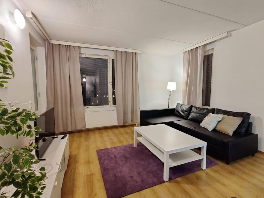 Kotimaailma - Avara Kolmio Saunalla Ja Meri Naekymaellae, Laehellae Helsingin Keskustaa Helsinki